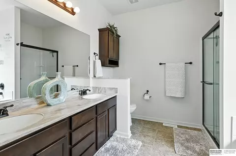 Bath - 2107 Barbara Ave, Bellevue, NE 68147 photo 2 of 5