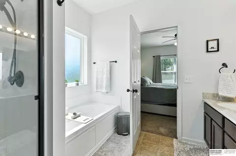 Bath - 2107 Barbara Ave, Bellevue, NE 68147 photo 3 of 5