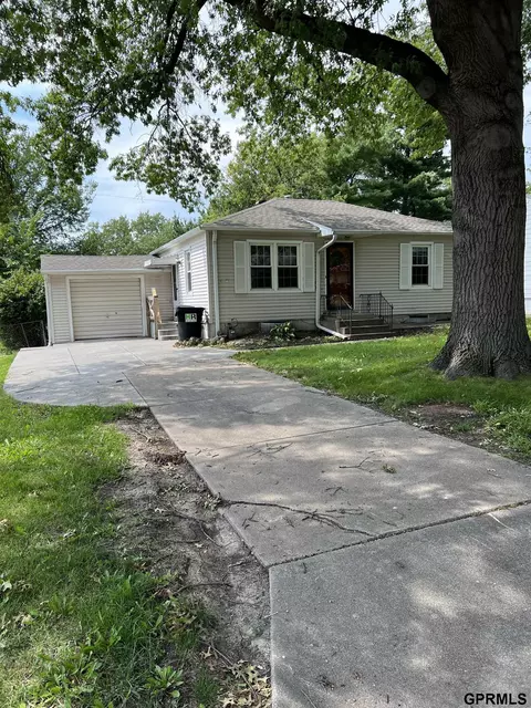 1845 S 47 St, Lincoln, NE 68506