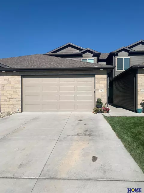 330 Half Moon Dr, Lincoln, NE 68527