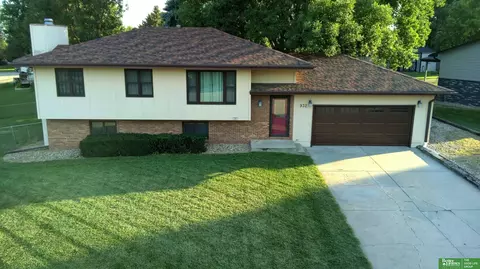 932 Woodcrest Ct, York, NE 68467