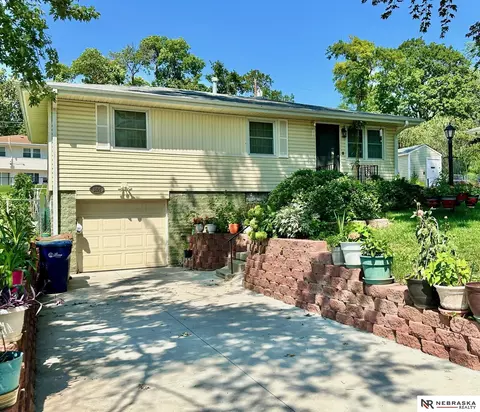 2106 Pleasantview Ln, Bellevue, NE 68005