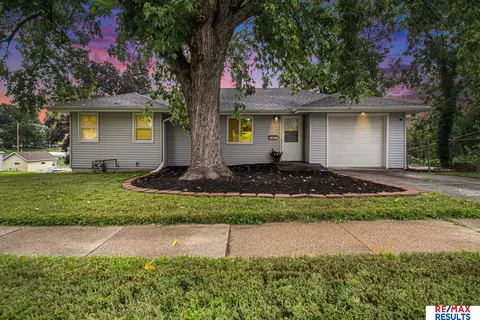 4972 Maple St, Omaha, NE 68104