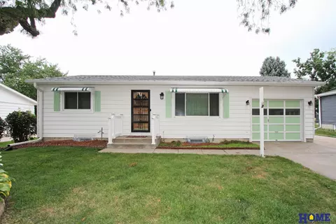 8142 Beechwood Dr, Lincoln, NE 68510