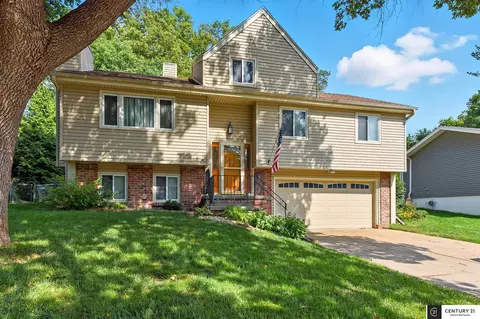 11727 Quail Dr, Bellevue, NE 68123