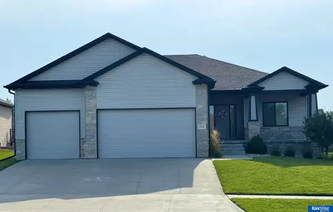 1231 W Lander Dr, Lincoln, NE 68521