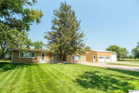 635 E Lochland Rd, Hastings, NE 68901