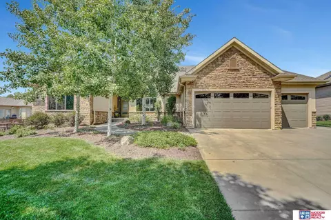 8610 Oakmont Dr, Lincoln, NE 68526