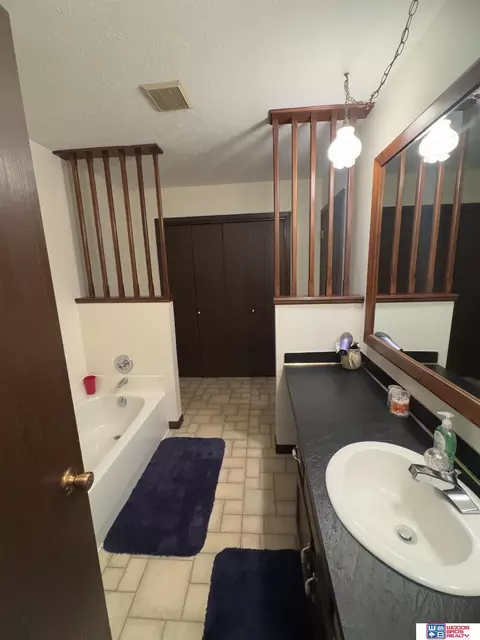 Bath - 1912 Park St, Beatrice, NE 68310 photo 1 of 3