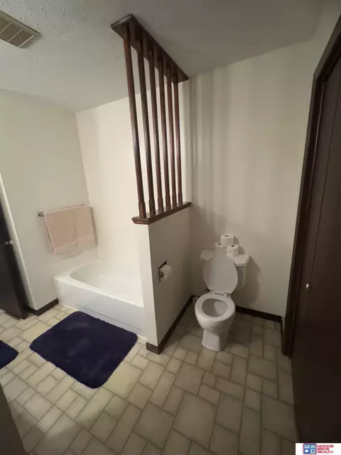 Bath - 1912 Park St, Beatrice, NE 68310 photo 2 of 3