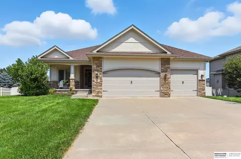 1010 Clearwater Dr, Papillion, NE 68046
