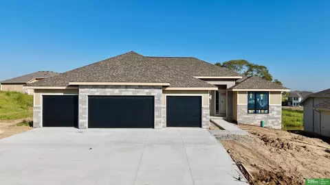 10118 Laramie St, Papillion, NE 68046