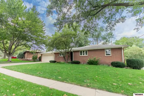 8020 Broadview Dr, Lincoln, NE 68505