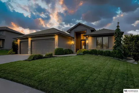 17520 Ridgemont St, Omaha, NE 68136