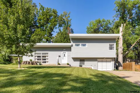 7712 Sunset Dr, Ralston, NE 68127