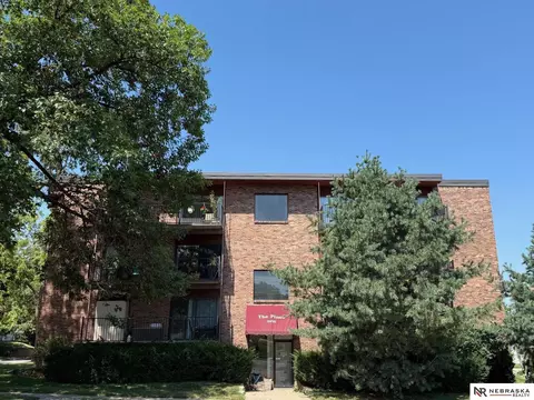 2400 A St #8, Lincoln, NE 68502