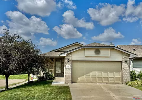 7800 Stonewall Ct, Lincoln, NE 68506