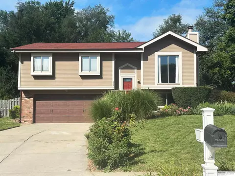 129 Cedar Cir, Bellevue, NE 68005