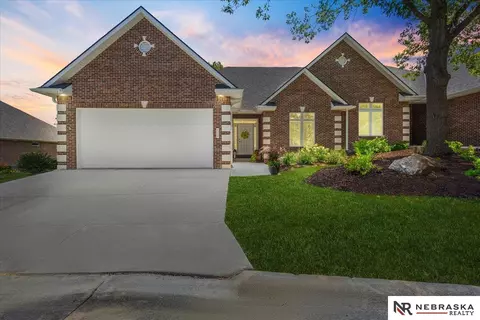 6418 Lone Tree Dr, Lincoln, NE 68512