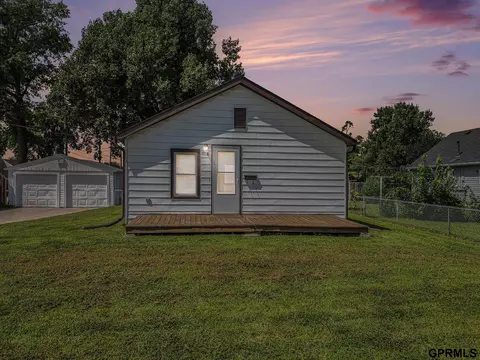 2204 Warren St, Bellevue, NE 68005