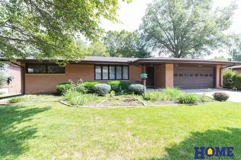 240 Taylor Park Dr, Lincoln, NE 68510
