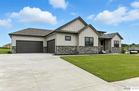9904 Cody St, Papillion, NE 68046