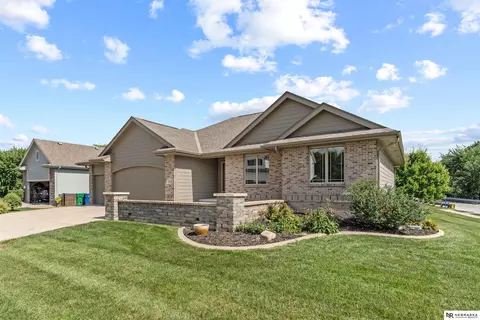 17219 S Creek Cir, Omaha, NE 68136