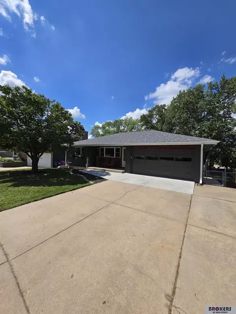 5261 S 49th St S, Lincoln, NE 68516