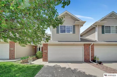 6921 Naples Dr, Lincoln, NE 68526