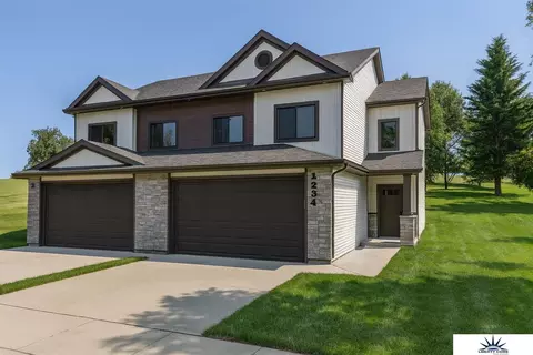 16402 Sumac St, Bennington, NE 68007