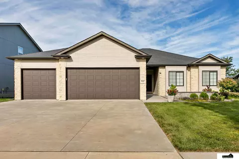 7627 S 77th St, Lincoln, NE 68516
