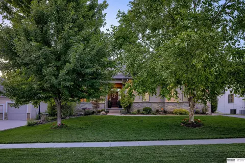 9600 Cotswold Ln, Lincoln, NE 68526