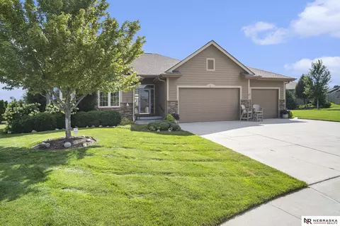 19465 Washington Cir, Omaha, NE 68135