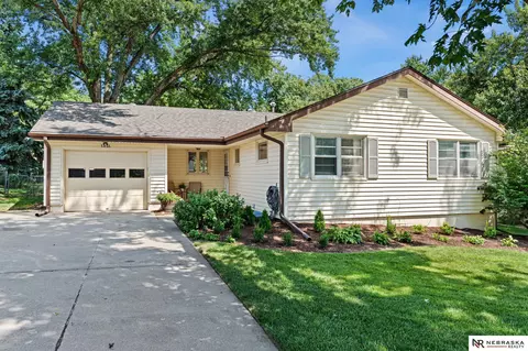 9826 Nina St, Omaha, NE 68124