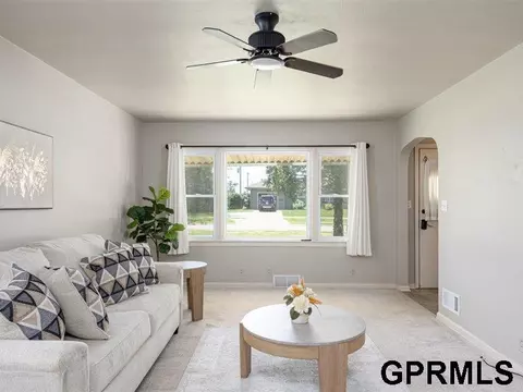 308 Crest Rd, Papillion, NE 68046