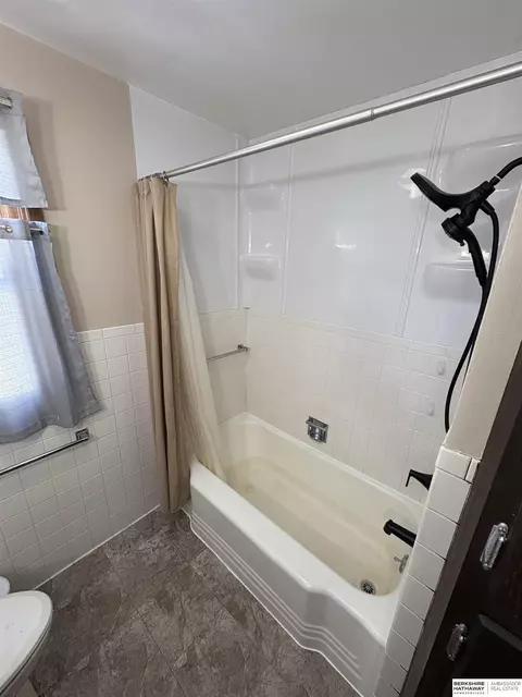 Bath - 1000 Howard St, Scribner, NE 68057 photo 4 of 5