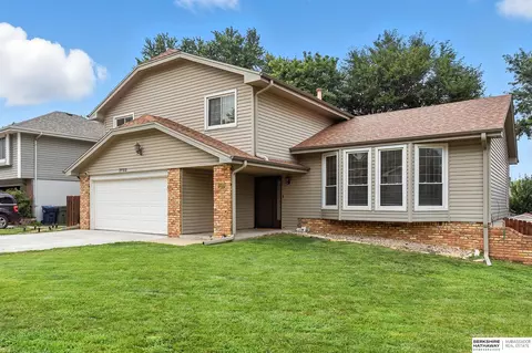 3722 Falcon Dr, Bellevue, NE 68123