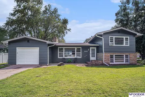 1927 E 10 St, Fremont, NE 68025