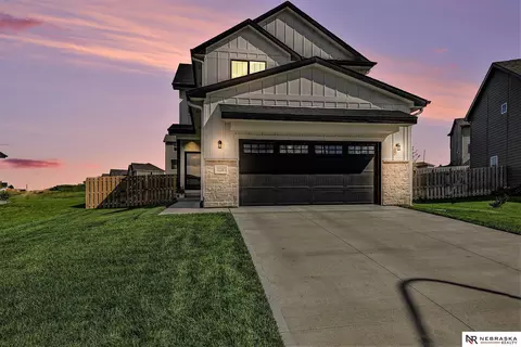 12207 S 111th Ave, Papillion, NE 68046