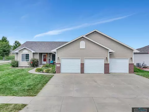 8800 Eagleton Ln, Lincoln, NE 68505