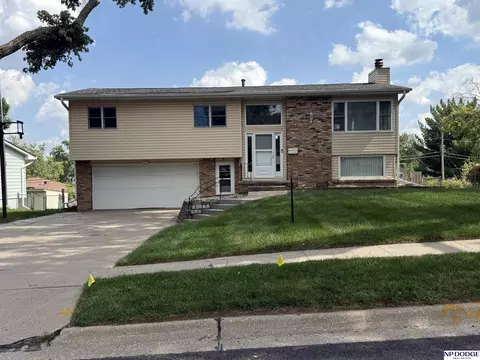 8845 Elm Dr, La Vista, NE 68128