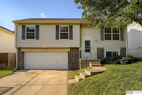 17846 Lillian St, Omaha, NE 68136