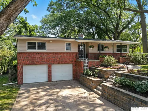 205 Caldor Dr, Bellevue, NE 68005