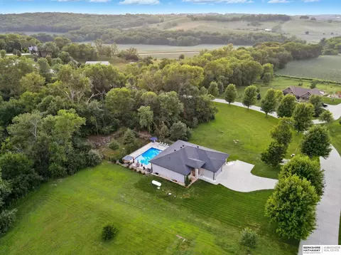 6063 Glen Oaks Dr, Fort Calhoun, NE 68023