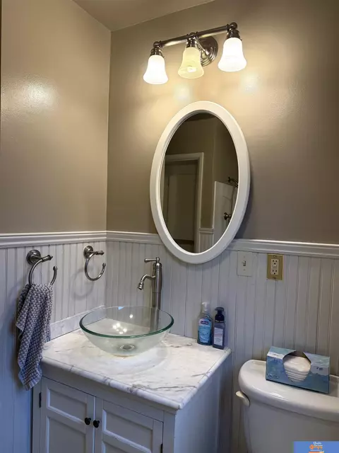 Bath - 1315 Summit St, Beatrice, NE 68310 photo 2 of 3