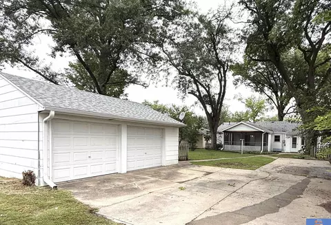 Exterior - 1315 Summit St, Beatrice, NE 68310 photo 4 of 6