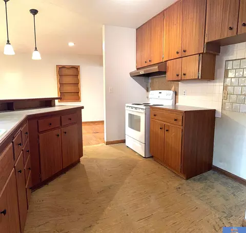 Kitchen - 1315 Summit St, Beatrice, NE 68310 photo 4 of 4