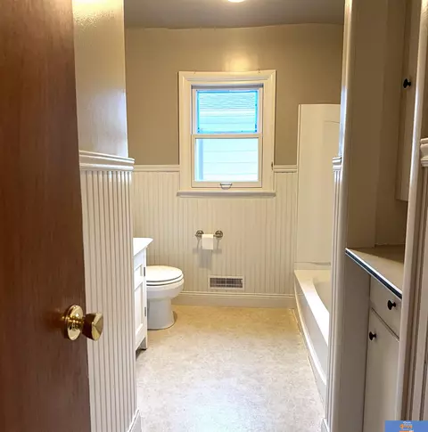 Bath - 1315 Summit St, Beatrice, NE 68310 photo 1 of 3