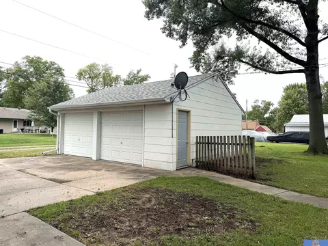Exterior - 1315 Summit St, Beatrice, NE 68310 photo 3 of 6