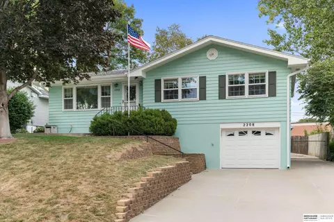 2208 Greensboro Ave, Bellevue, NE 68005